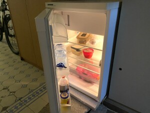 Новый холодильник дежурных заменил старый холодильник, купленный еще для консьержей