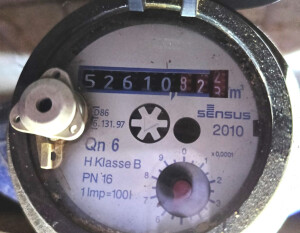 Счётчик воды - последний из оставшихся в подвале. Надо его стеречь!